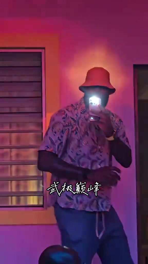 詹姆斯在壞兔子演唱會(huì)徹底玩嗨了這明明就是來搶風(fēng)頭的