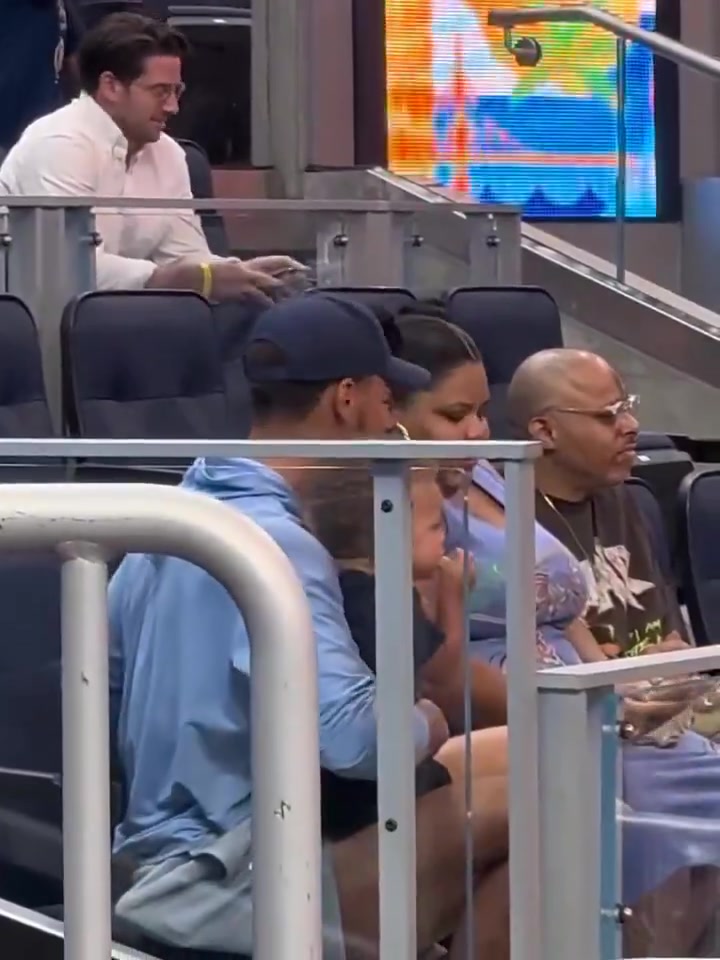 庫(kù)里抱著兒子觀賽身旁坐一豐滿的大媽