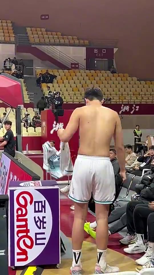 楊瀚森此前在場邊換球衣身后的女球迷大喊轉(zhuǎn)過來