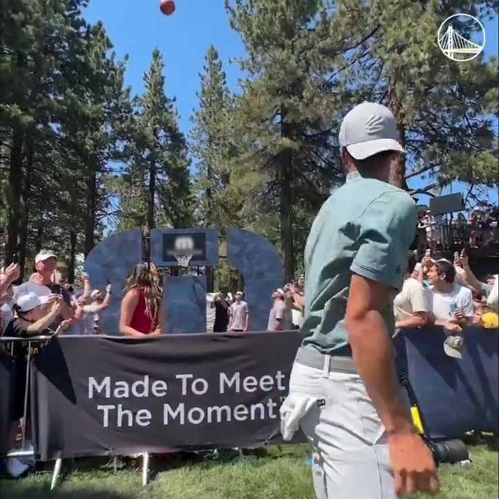 這比進(jìn)球還難啊庫(kù)里背投超遠(yuǎn)三分卡籃架自己都驚了