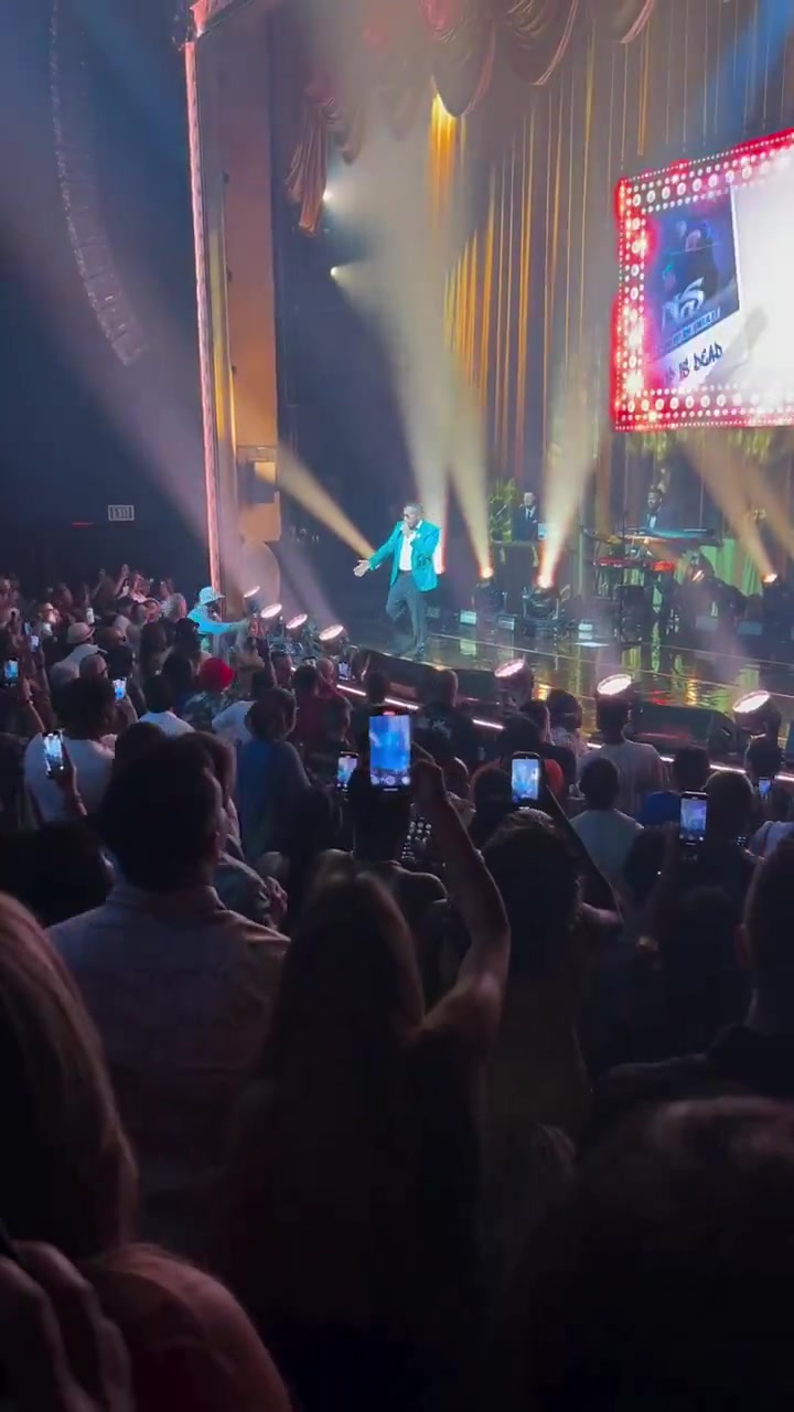 老頭休賽期日子過得真豐富啊老詹攜妻子觀看說唱歌手Nas演唱會