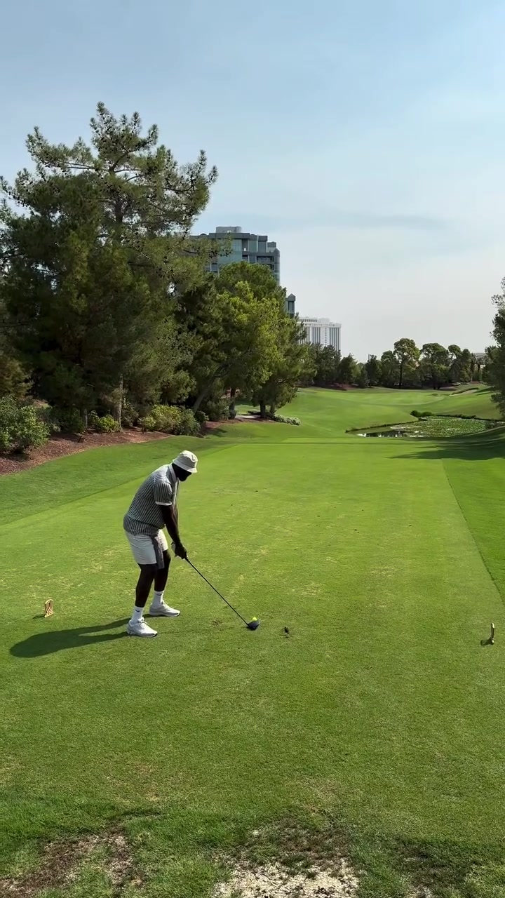 沉迷高爾夫不能自拔啊老詹這揮桿動作?你打幾分