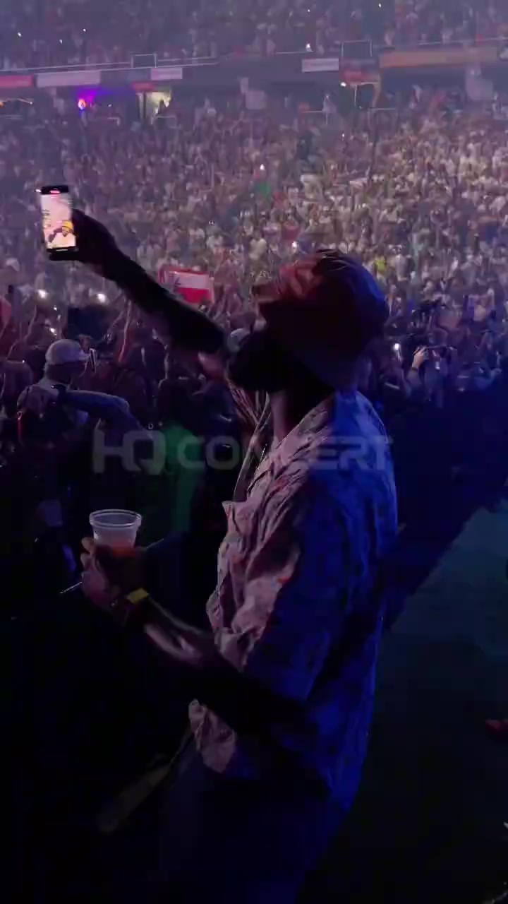 歲數(shù)到了是這樣老詹在演唱會現(xiàn)場這妥妥中年人自拍姿勢啊