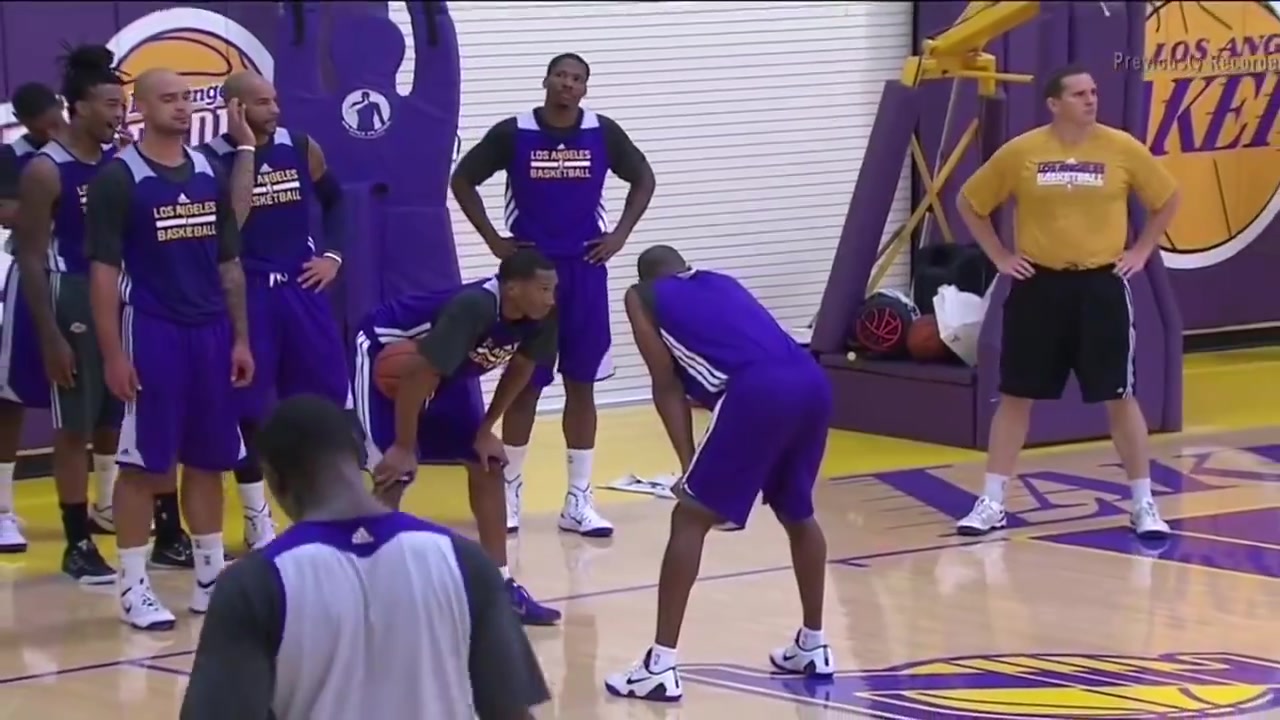 看著就巨累當年科比訓練貼防全隊運球結(jié)束后爆喘表情痛苦