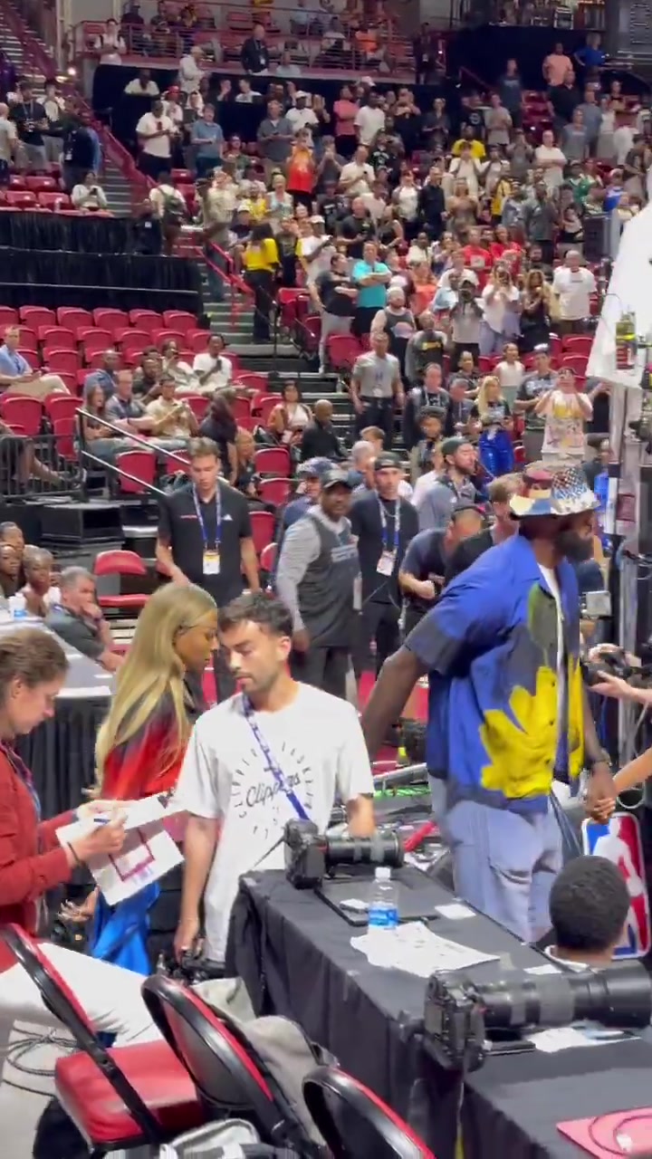 心系兒子布朗尼詹姆斯再度現(xiàn)場(chǎng)觀戰(zhàn)夏聯(lián)牽著詹嫂女兒進(jìn)場(chǎng)