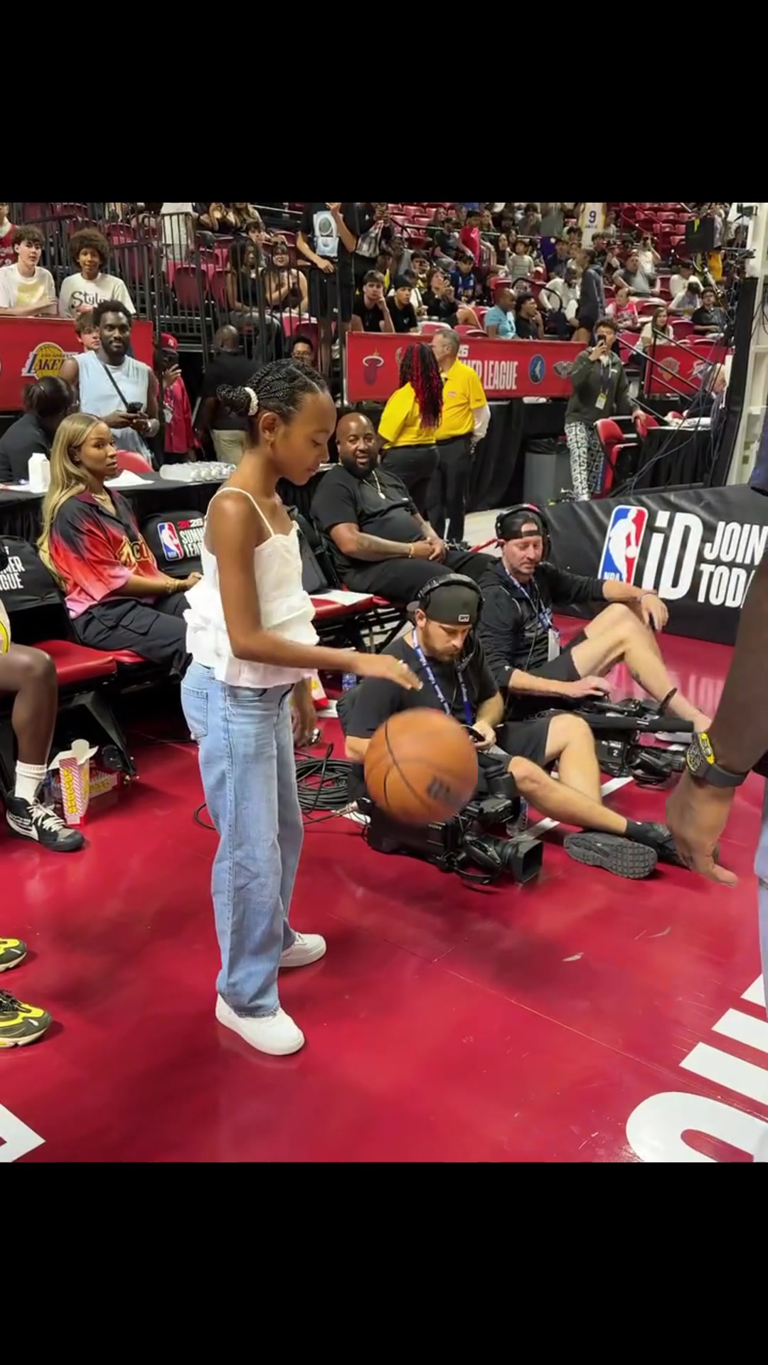 老詹很開心啊詹姆斯同朱莉場邊開心玩球