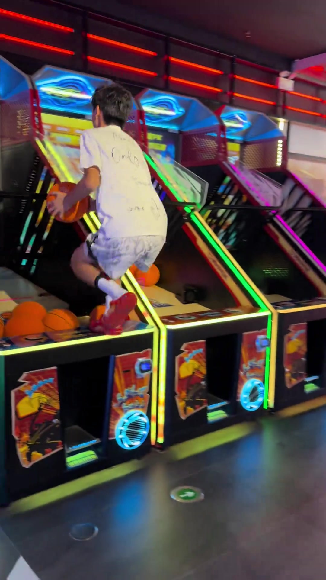 小球迷暴扣投籃機 隨后模仿偶像詹姆斯霸王步慶祝