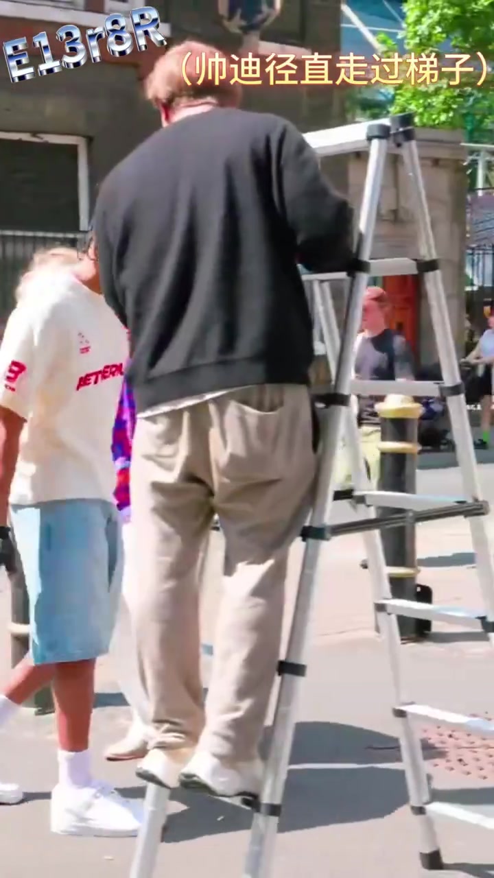 我上我都行穆迪在街頭被猜職業(yè)甚至被猜男性脫衣舞演員