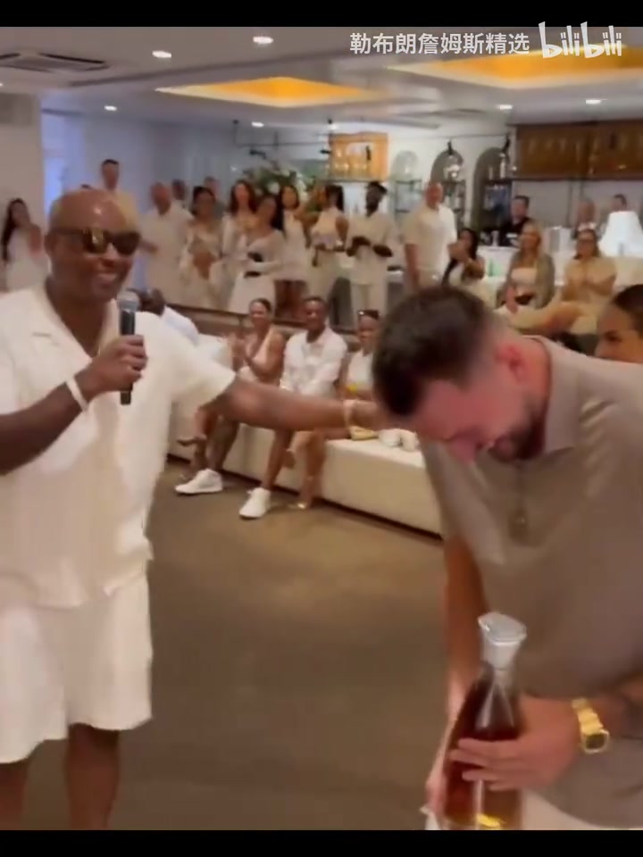 全球頂流東契奇在希臘參加喬丹品牌晚會合集人群中的焦點(diǎn)啊