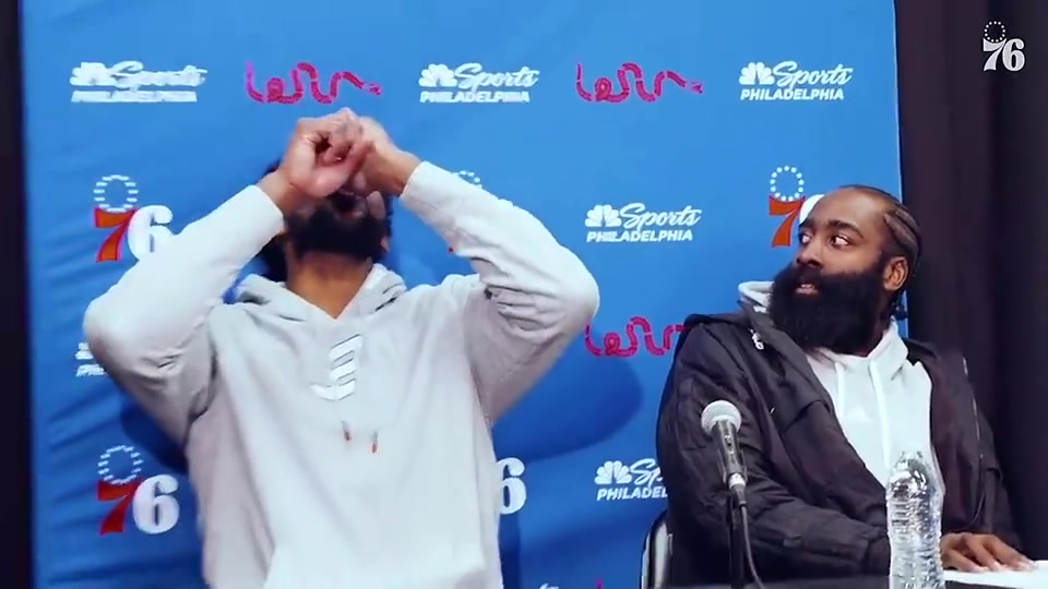 名場(chǎng)面恩比德把礦泉水喝成口服液 哈登在一旁直接看傻了