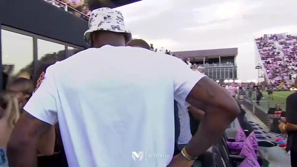 詹姆斯此前看足球比賽偶遇貝克漢姆貝嫂機智地提議讓兩人合照