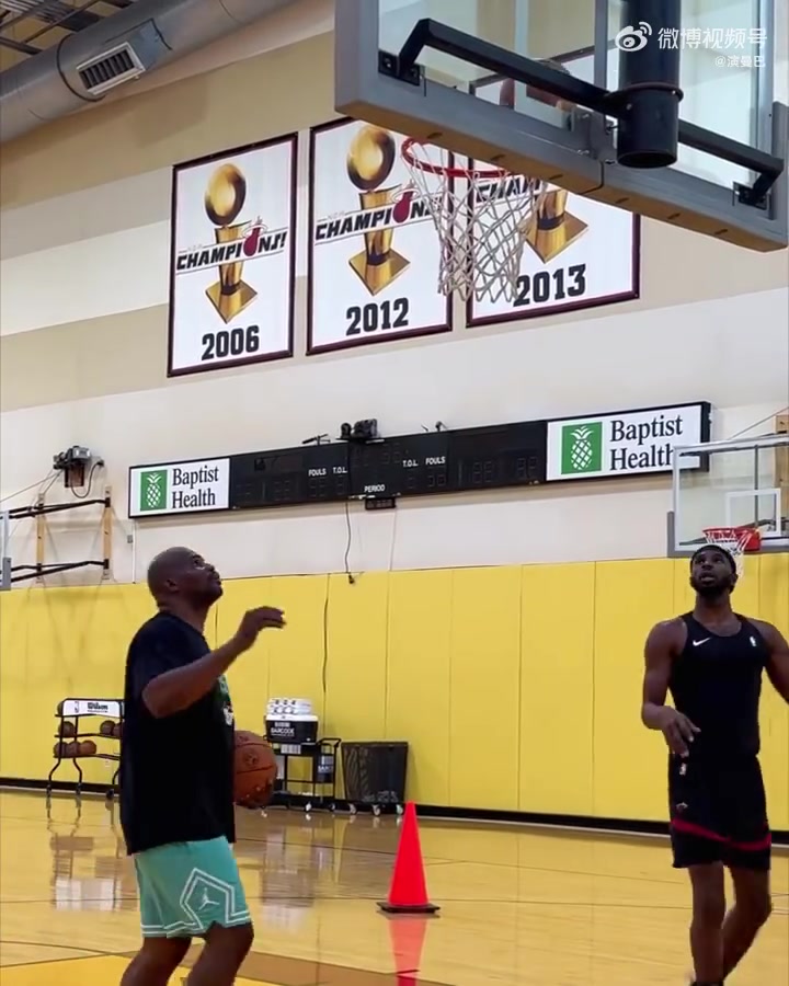 維金斯開(kāi)啟個(gè)人訓(xùn)練墻上三面熱火總冠軍旗幟相當(dāng)顯眼