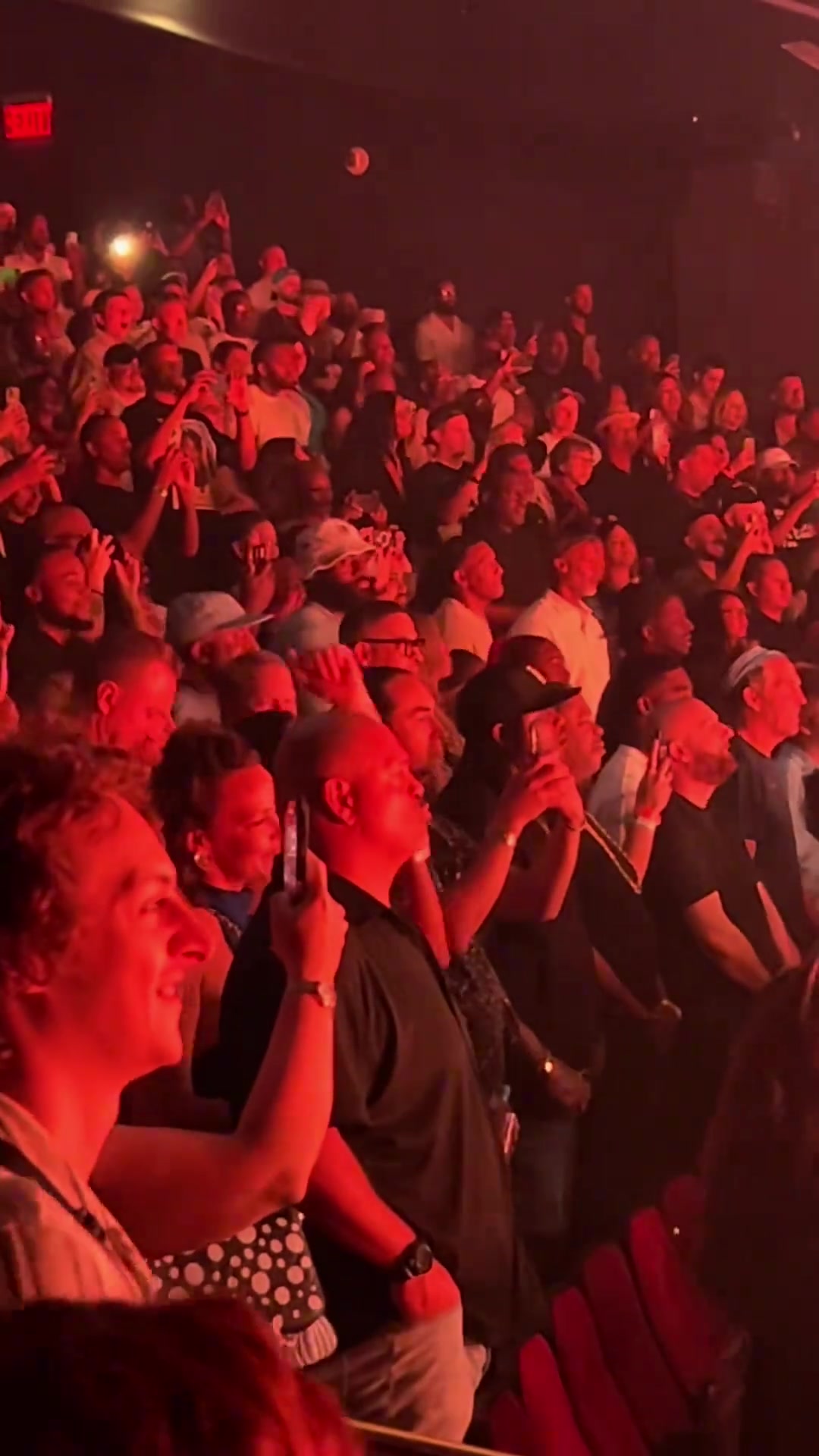 詹姆斯現(xiàn)身拉斯維加斯觀看正宗美式說(shuō)唱