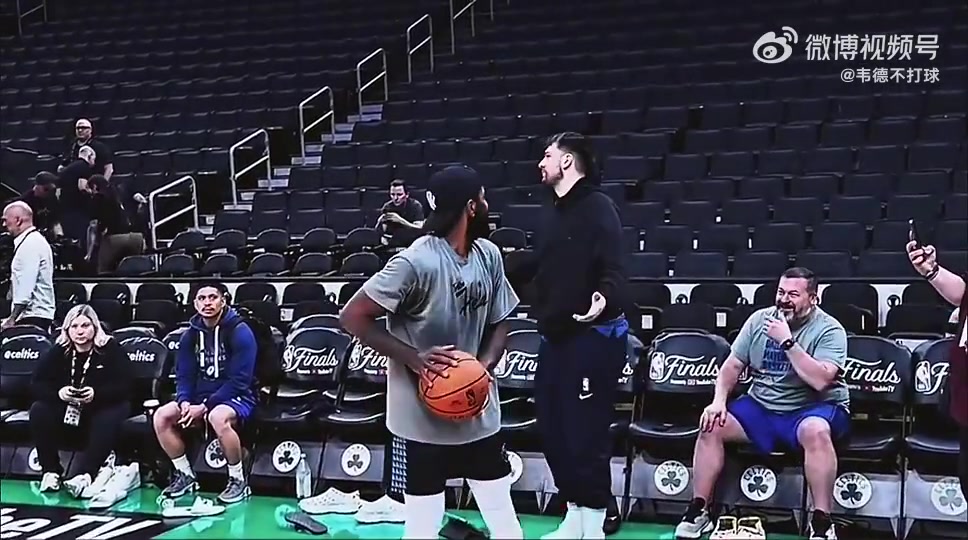 神了歐文是怎么感應到身后的東契奇的77無奈攤手