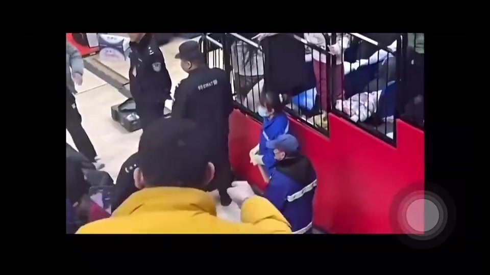 楊瀚森此前在CBA受傷時離場遭球迷辱罵CNM死去吧