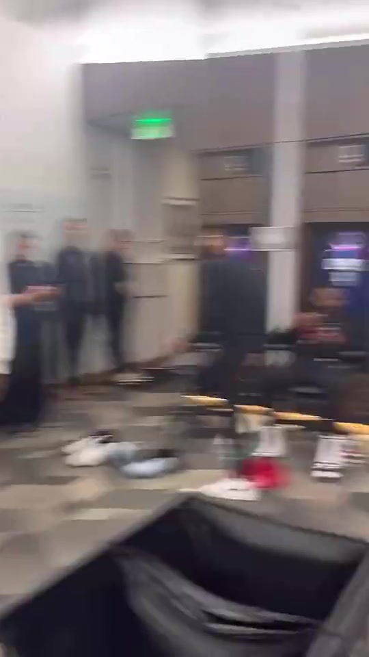 哈登剛被交易到快船時(shí)第一次來(lái)到快船更衣室威少微笑迎接