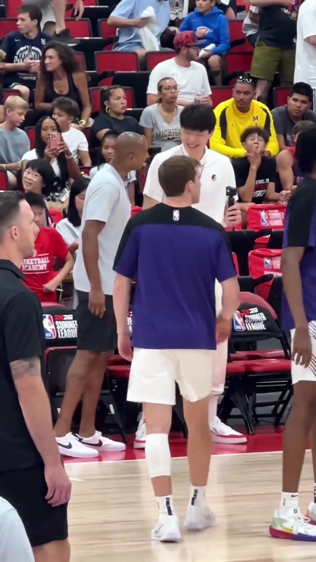 英語進(jìn)步真快楊瀚森場邊觀戰(zhàn) 和教練有說有笑