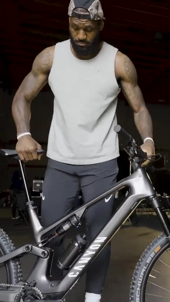 詹姆斯曬新自行車 網友這種車在農村騎不得打一身泥啊