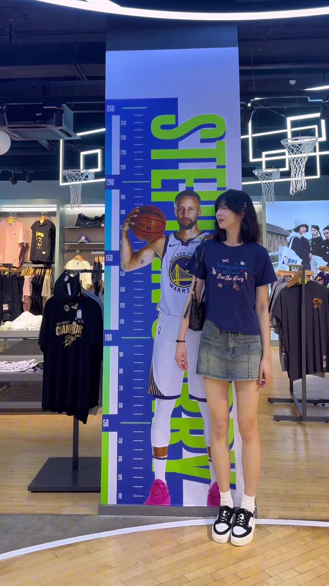 小姐姐雖然明顯穿了增高鞋但這身高絕對(duì)實(shí)打?qū)嵉闹辽?米8