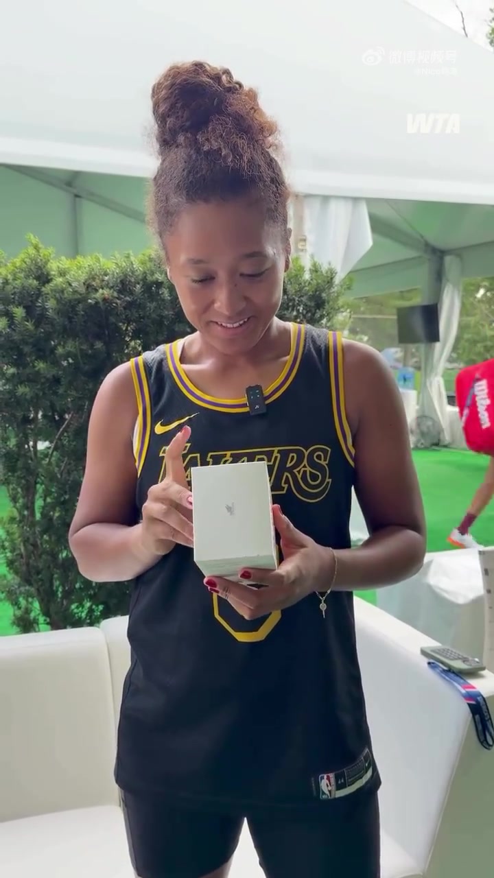 科比球迷穿著科比8號球衣的大坂直美收獲第一個Labubu