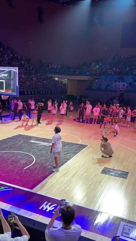 恩比德看完沉默了喬治去年中國(guó)行表演三分離譜的10中2