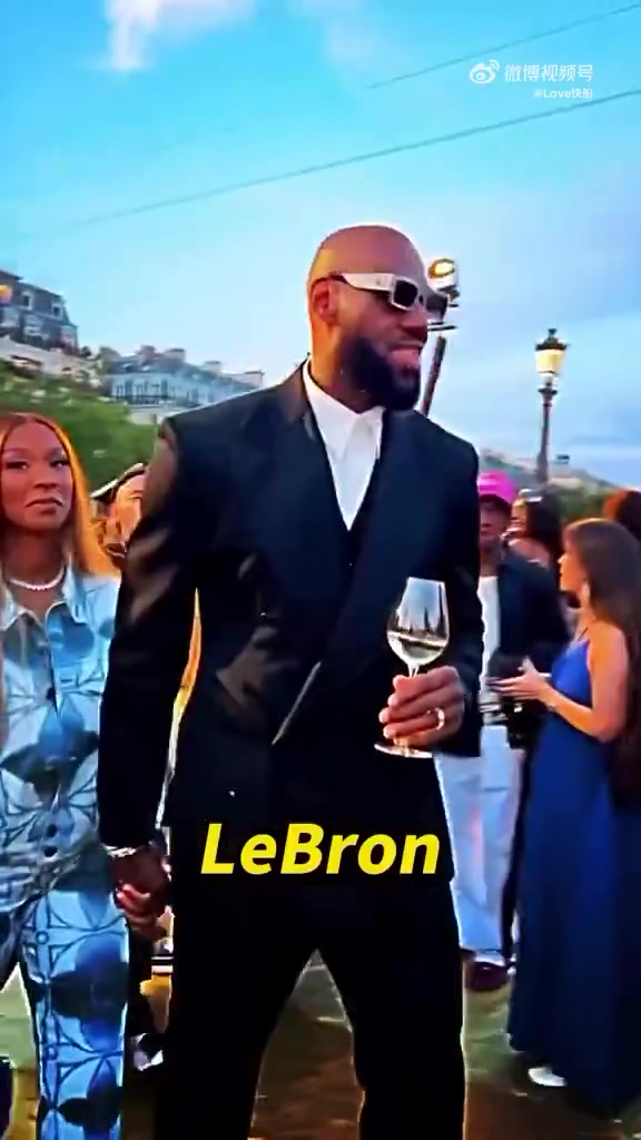 今夏眾多球星都去參加巴黎時(shí)裝秀還是威少穿得最騷