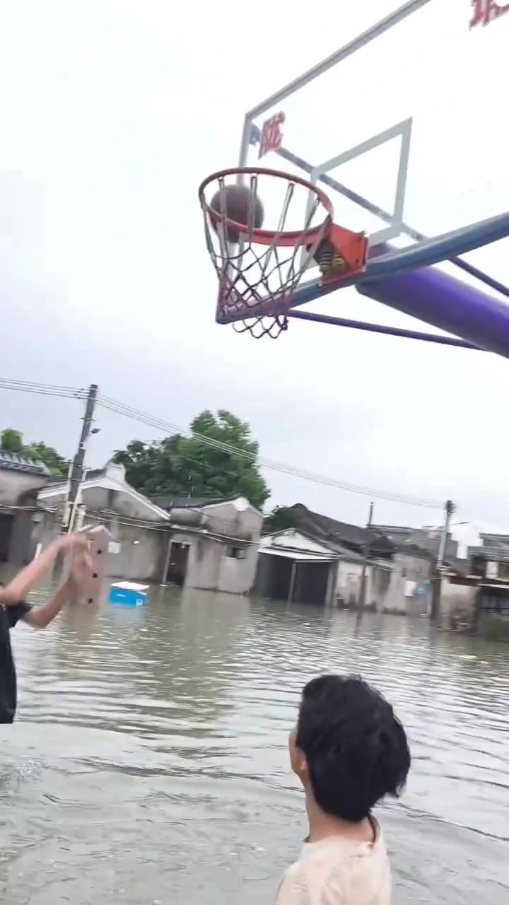 不懂就問(wèn)這就是湖人和泳士的比賽嗎