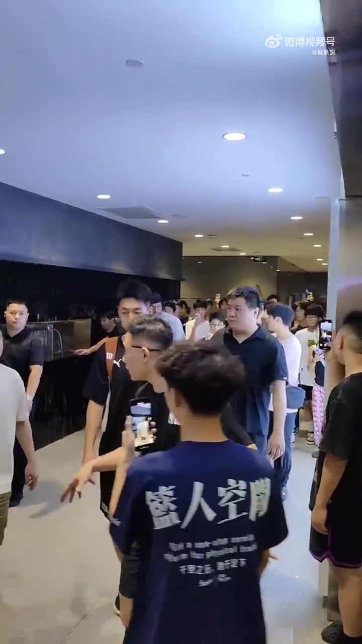 希爾德空降西安現(xiàn)場(chǎng)夾道歡迎的粉絲還是相當(dāng)多的