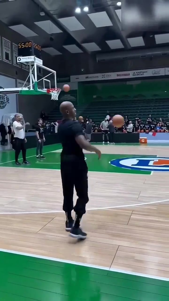 保羅向文班亞馬傳授后撤步三分技術(shù)后者一學(xué)就會(huì)