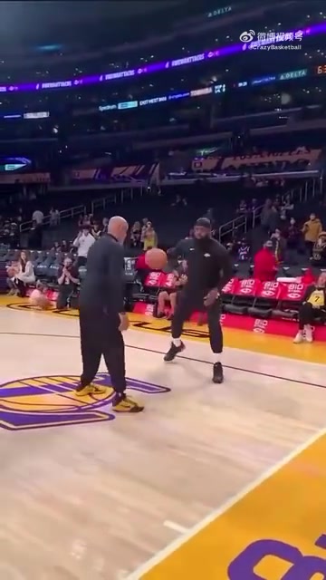 有點(diǎn)尷尬詹姆斯訓(xùn)練中展現(xiàn)胯下運(yùn)球銜接投籃結(jié)果離譜砸到側(cè)沿