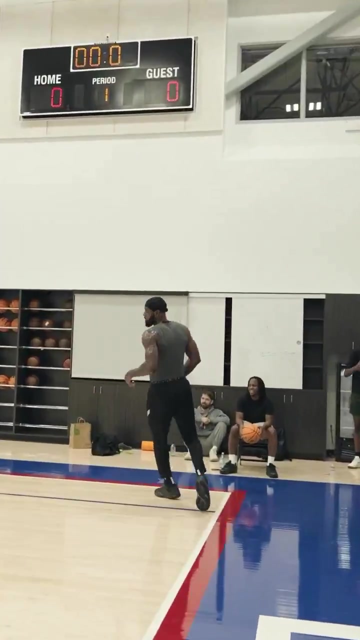 開啟第23個(gè)賽季老詹休賽期度假過(guò)來(lái)立馬就展開訓(xùn)練了