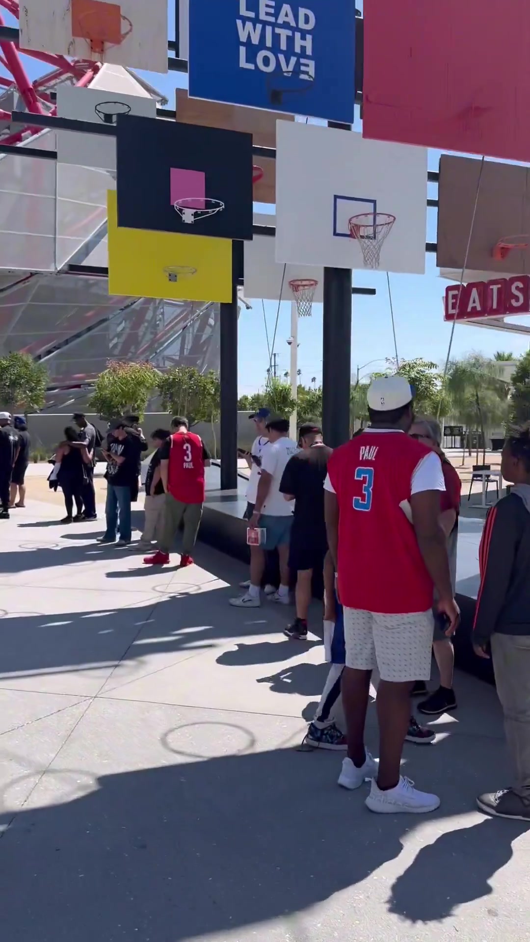 老炮人氣依舊快船球館外球迷排起長(zhǎng)龍都在等待見保羅一面