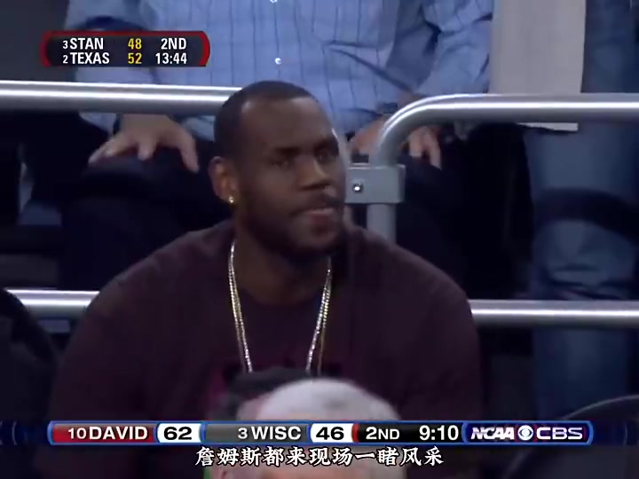 庫里大學(xué)時期瘋?cè)匿浵癞敃r詹姆斯還去了現(xiàn)場觀戰(zhàn)