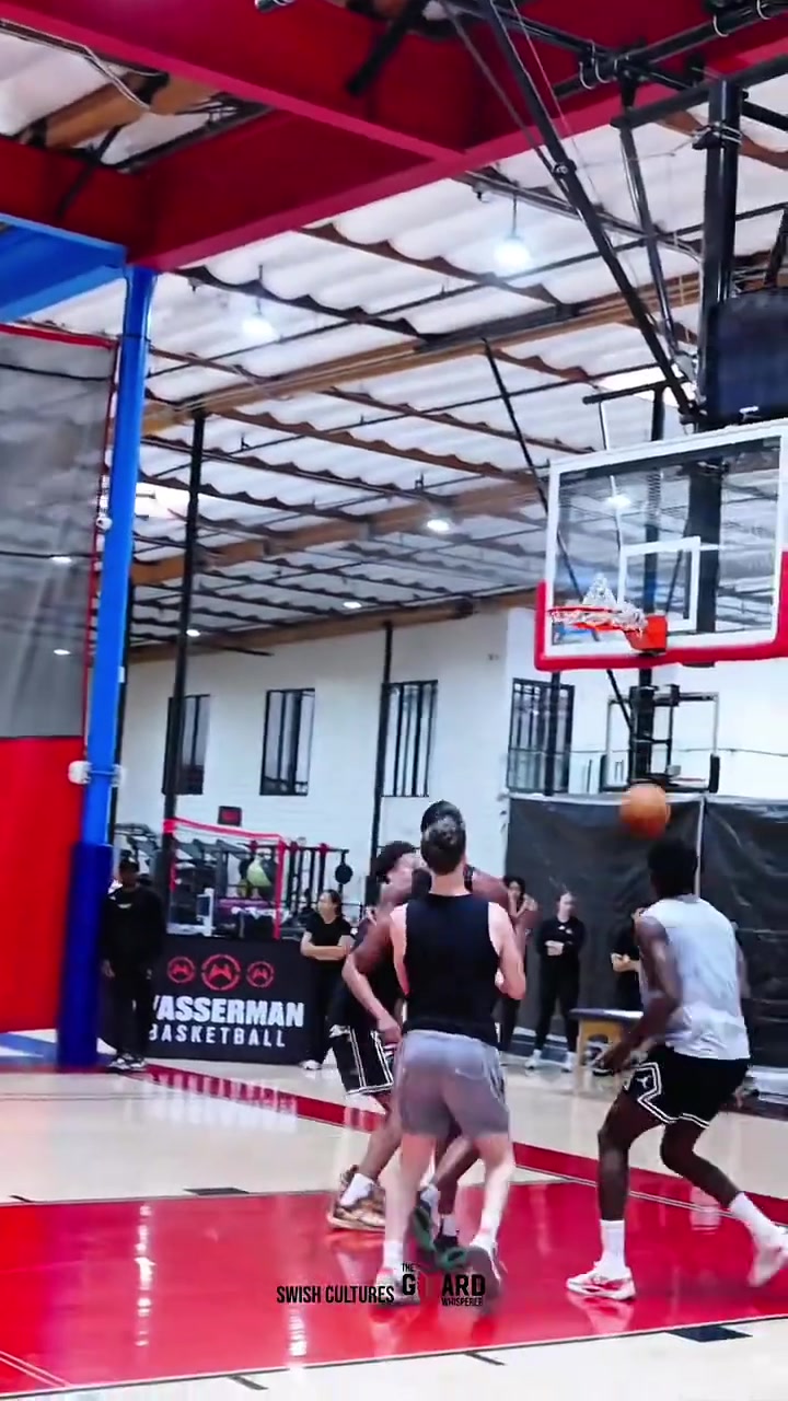 對(duì)抗挺激烈啊伊森和克萊以及丁威迪等人一起打野球