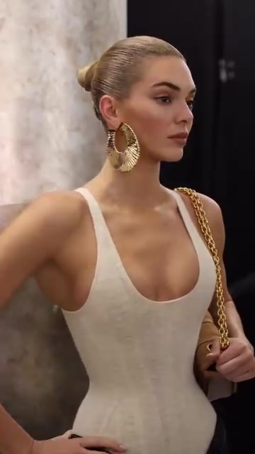 肯豆金發(fā)連體衣走秀和平時(shí)反差不小