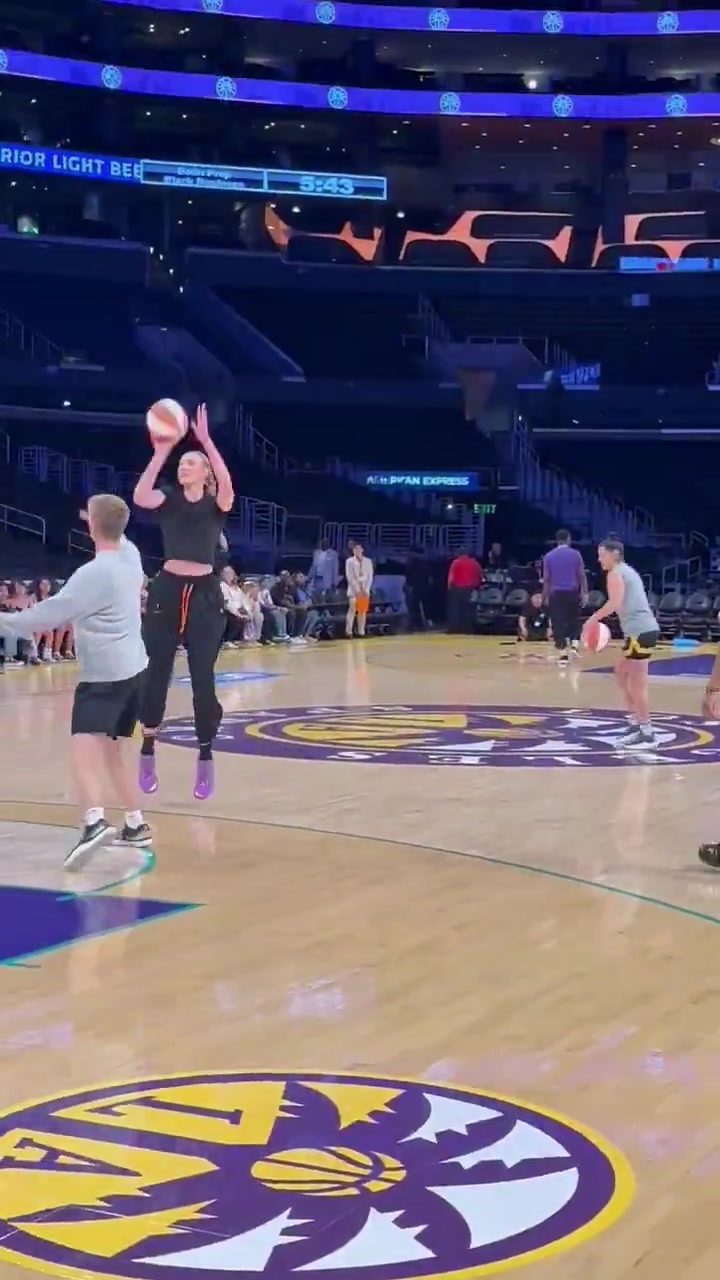 因ACL傷停13個(gè)月的庫里教妹布林克復(fù)出這熱身狀態(tài)不錯(cuò)啊