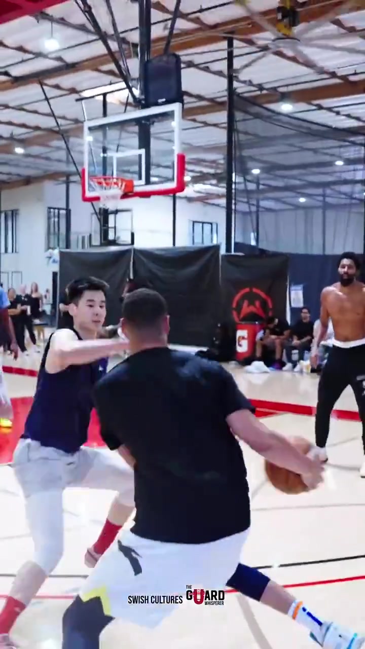 克萊現(xiàn)身野球局這發(fā)型仿佛當年的佛祖回來了