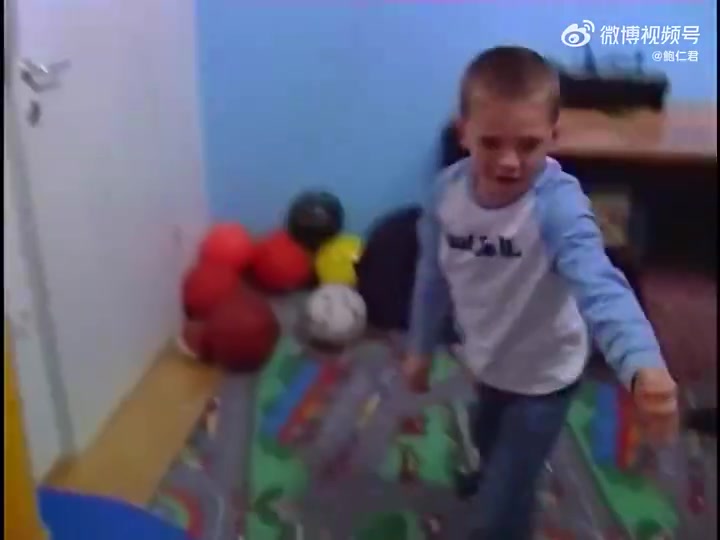 東契奇小時候在家中打球錄像那時候的詹姆斯已經在打NBA了