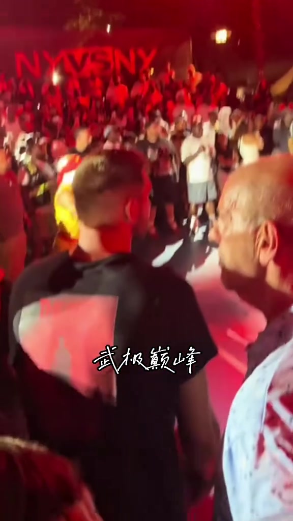 把東契奇都整害羞了球迷在活動(dòng)中對(duì)著盧卡喊GOAT