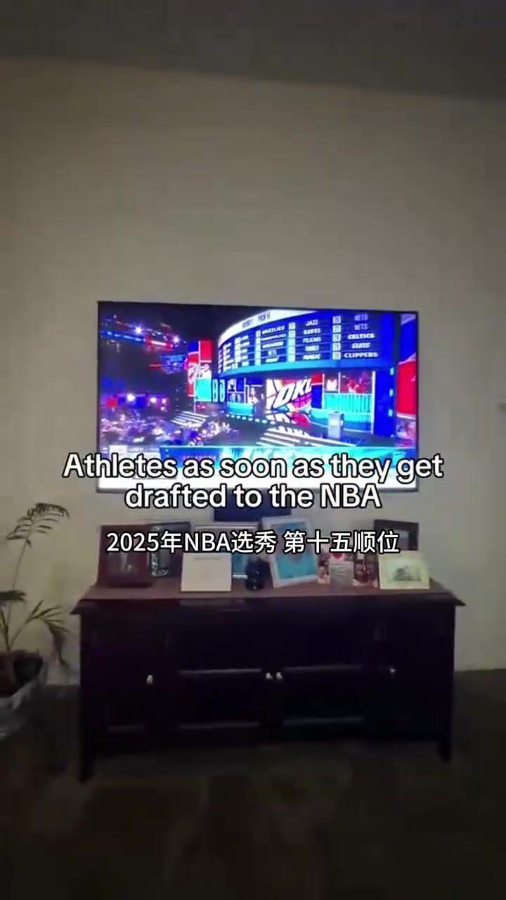 真實網(wǎng)紅惡搞當(dāng)球員被NBA選中后如何對待現(xiàn)在的女友