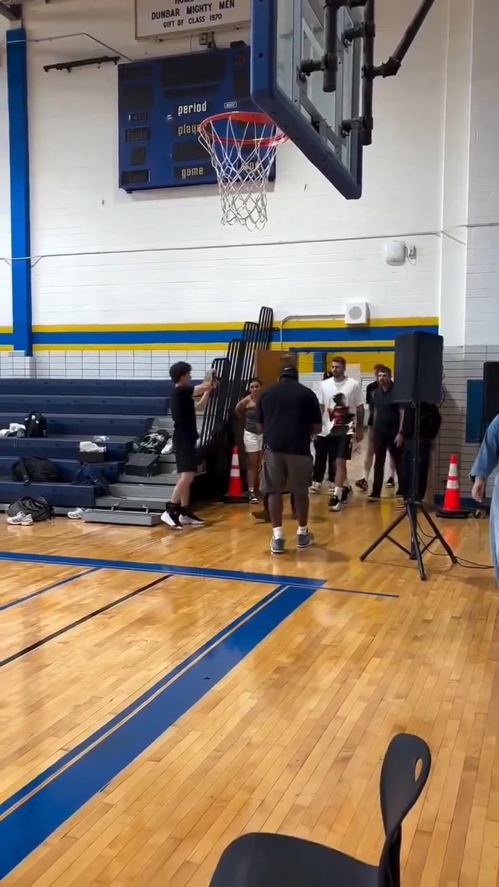 現在確實是瘦啊東契奇參加活動小球迷們興奮不已直接上手了