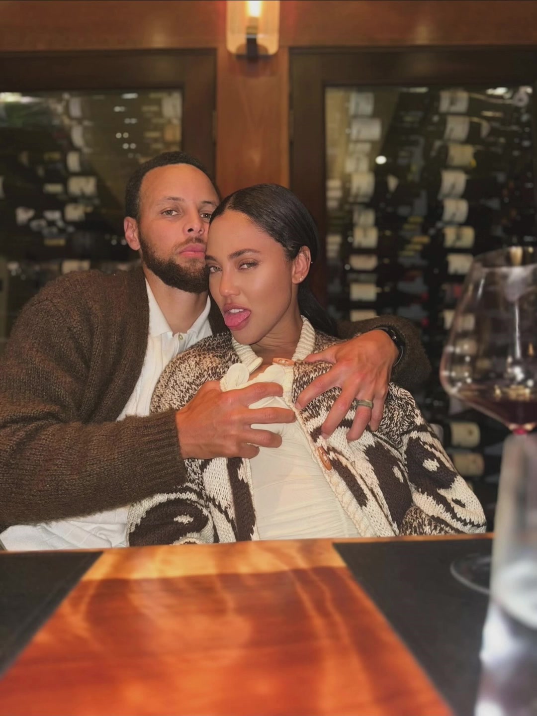 老夫老妻秀恩愛阿耶莎曬照慶祝結(jié)婚14周年庫里這手放哪呢