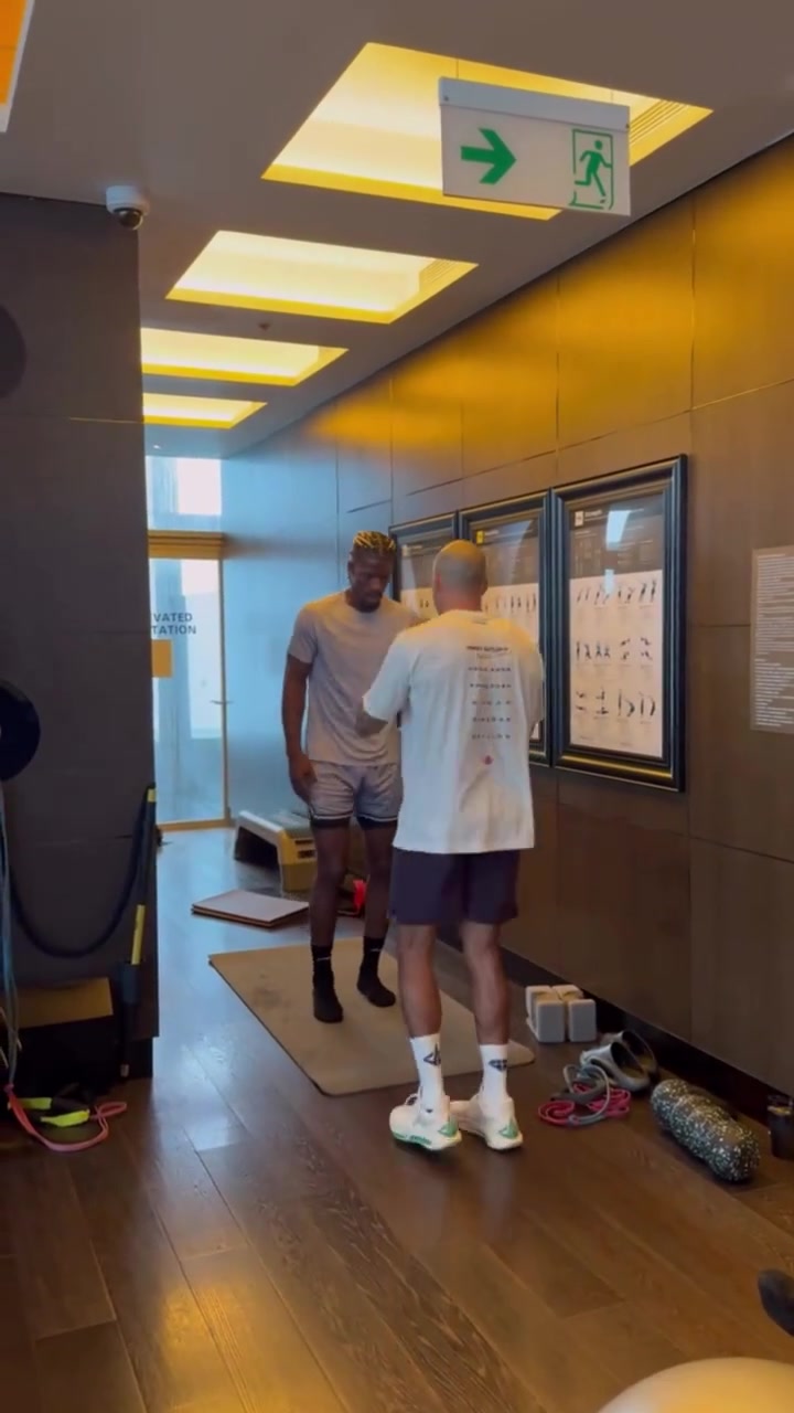 這就是NBA球員嗎巴特勒中國行期間不忘每天在酒店健身