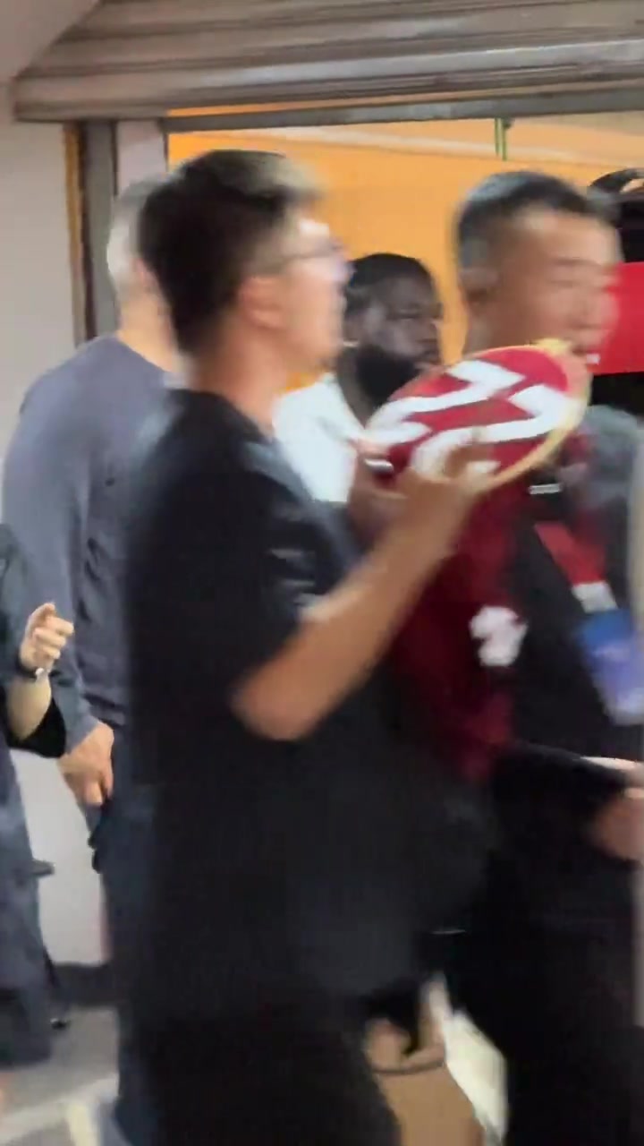 這票價血賺網友觀看成龍新電影首映禮沒想到偶遇巴特勒