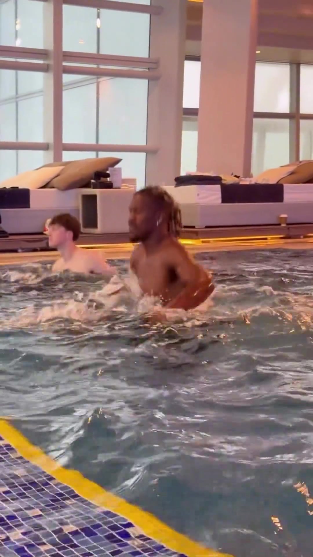 對得起5千萬年薪巴特勒中國行期間早起到泳池鍛煉身體