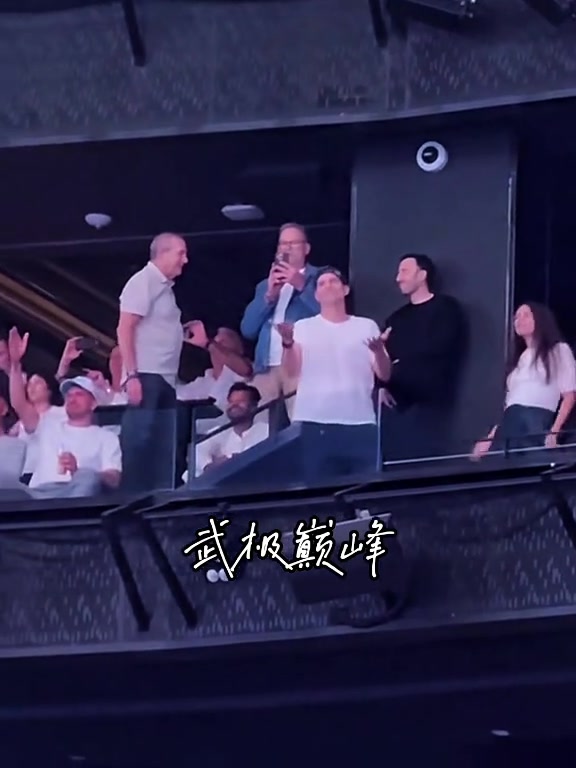 地位彰顯佩林卡帶著東契奇觀看后街男孩演唱會(huì)