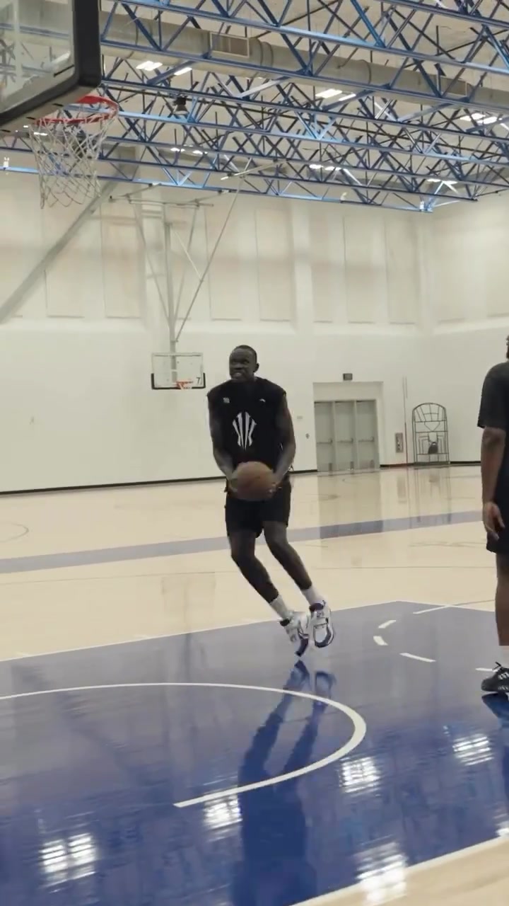 說話的是老詹嗎布朗尼與今年的10號(hào)秀馬魯阿奇一起訓(xùn)練