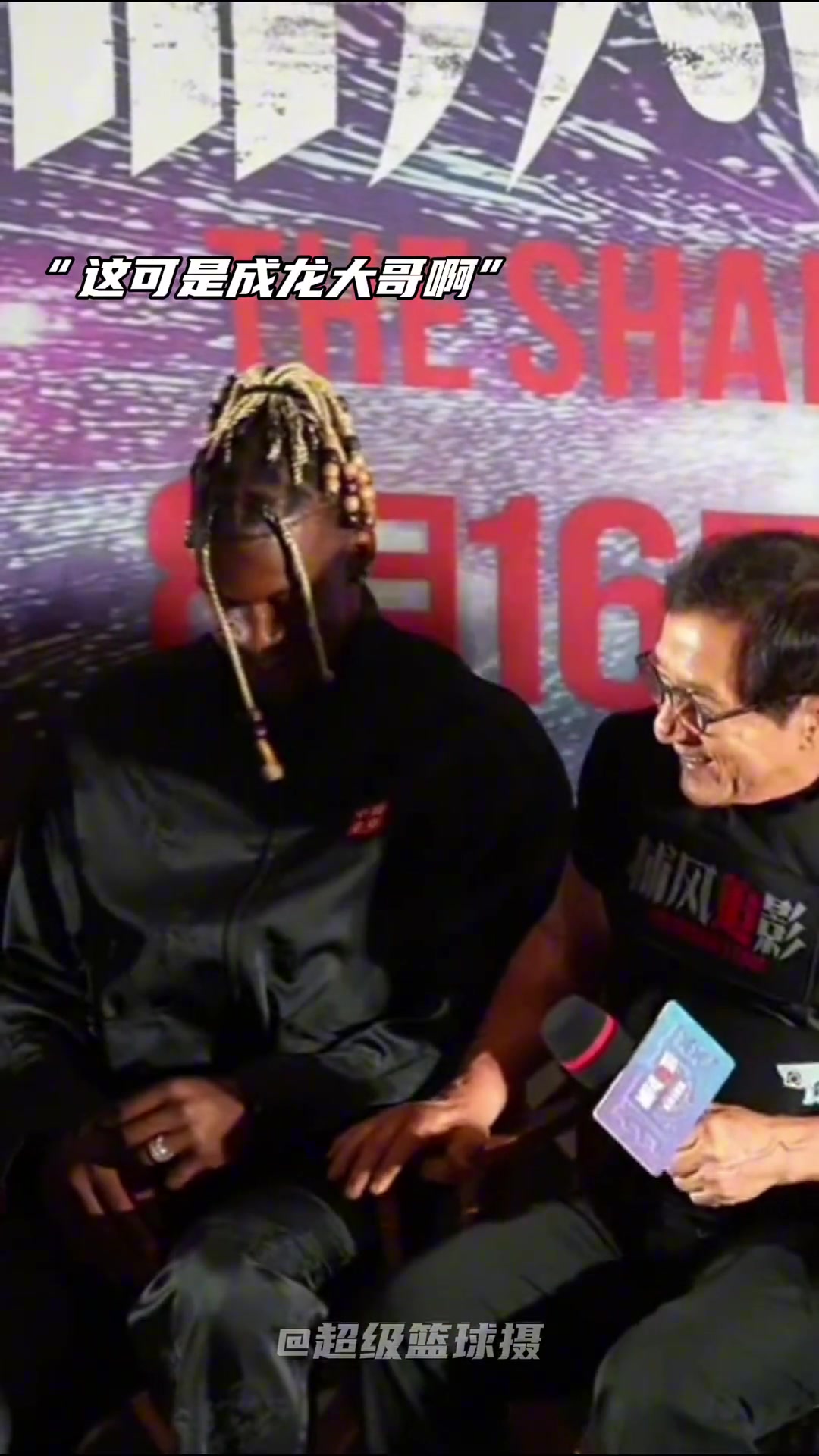 什么是國際巨星啊巴特勒在71歲成龍面前乖巧得像個小粉絲