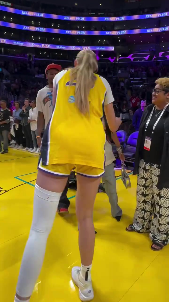 杰倫-格林帶著女友觀看火花隊(duì)比賽 并和庫(kù)里妹妹布林克擁抱