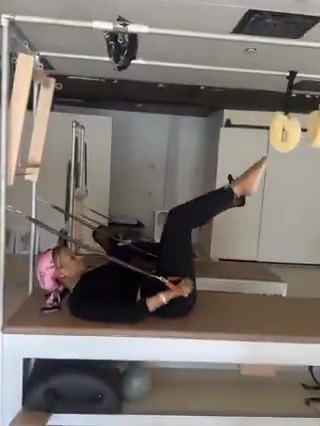 動(dòng)作都很標(biāo)準(zhǔn)哈詹姆斯在家中跟著妻子一起練普拉提